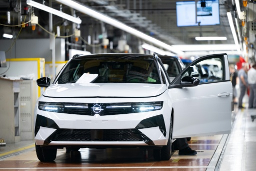 Un employé fait des vérifications sur le modèle phare de la marque automobile Opel, l'Astra, dans l'usine de l'entreprise située à Rüsselsheim, dans l'ouest de l'Allemagne, le 30 juin 2026. — Florian WIEGAND / AFP