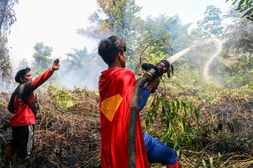 Un "Superman" adolescent engagé dans la lutte contre les incendies en Indonésie