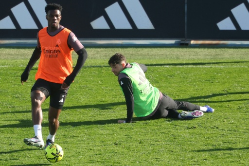 Aurélien Tchouaméni avec son coéquipier du Real Madrid Federico Valverde lors d'une séance d'entraînement du club à Valdebebas, le 10 décembrre 2025