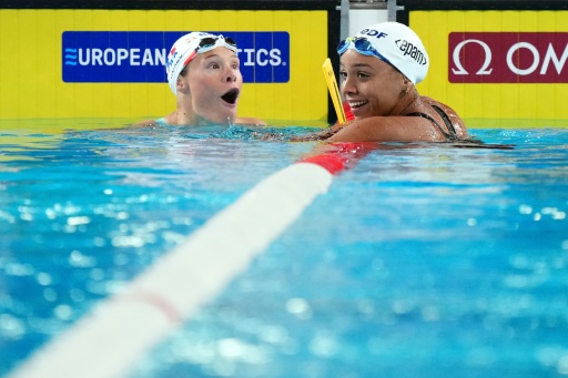 Les Françaises Pauline Mahieu (gauche) et Mary-Ambre Moluh (droite) lors de la demi-finale du 100 m dos aux championnats d'Europe de natation à Saint-Denis le 14 août 2026 — Dimitar DILKOFF / AFP