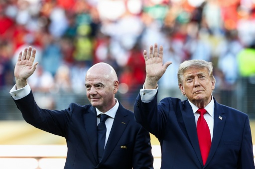 O presidente da Fifa, Gianni Infantino (E), e o presidente dos Estados Unidos, Donald Trump (D), durante a cerimônia de premiação após a final da Copa do Mundo de 2026 entre Espanha e Argentina — FRANCK FIFE / AFP