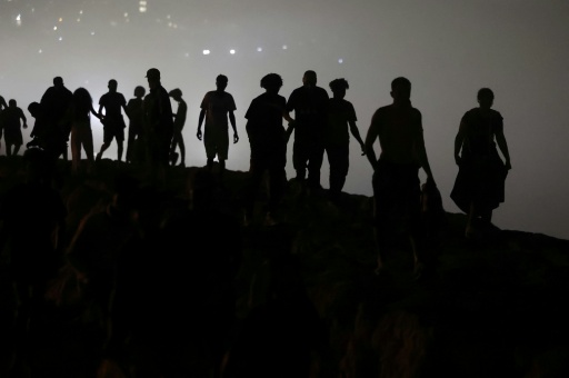 Los migrantes caminan hacia la región de Fnideq, en el norte de Marruecos, después de abandonar el enclave español de Ceuta en el norte de África, tras un intento de cruce el 1 de agosto de 2026 — Abdel Majid BZIOUAT / AFP