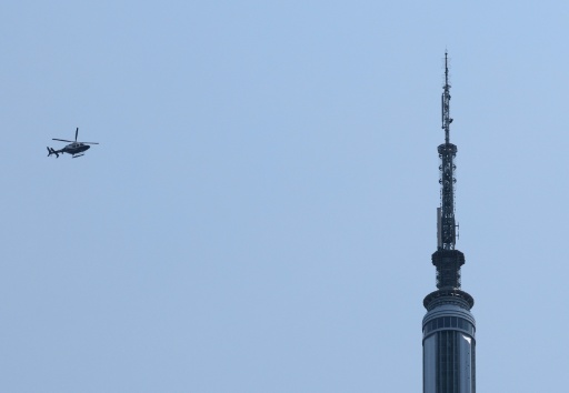 Deux personnes grimpent au sommet de l'Empire State Building pour une demande en mariage