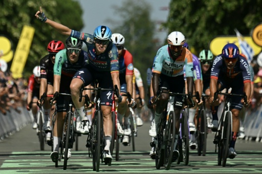 Le sprint vainqueur du Belge Tim Merlier à l'arrivée de la 8e étape du Tour de France, le 11 juillet 2026 à Bergerac
