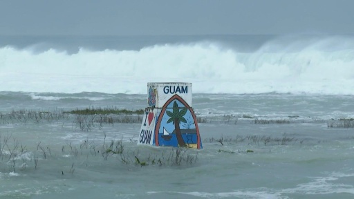 Installation de barricades en métal contre les murs d'un restaurant à l'approche du super typhon Bavi, à Guam, le 5 juillet 2026