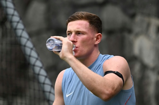 Manchester City contrata volante Elliot Anderson por valor recorde para o clube