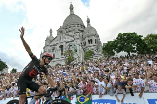 Julian Alaphilippe chaleureusement applaudi par la foule sous la Basilique du Sacré-Coeur de Montmartre pour son dernier Tour de France, le 26 juillet 2026 à Paris — Loic VENANCE / AFP