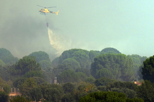 Un hélicoptère bombardier d'eau en action au-dessus d'un feu de forêt à San Martin de Valdeiglesias, à environ 70km à l'ouest de Madrid, le 26 juillet 2026 — Cesar MANSO / AFP