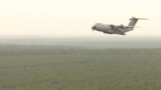 L'avion militaire A400M a réalisé son premier largage contre le feu en Gironde — - / AFP