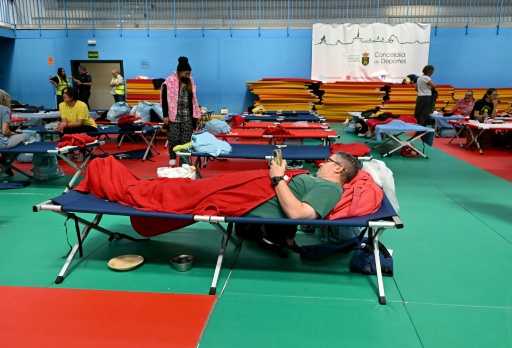Des personnes évacuées à cause des incendies sont hébergées dans un gymnase à Villaviciosa de Odon, à l'ouest de Madrid, le 25 juillet 2026 — JAVIER SORIANO / AFP