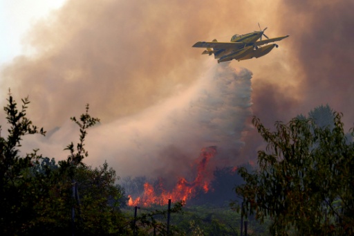 Un avion bombardier d'eau Air Tractor AT-802F procède à un largage sur un incendie de forêt près de San Martin de Valdeiglesias, à environ 70km à l'ouest de Madrid, le 26 juillet 2026 — Cesar MANSO / AFP