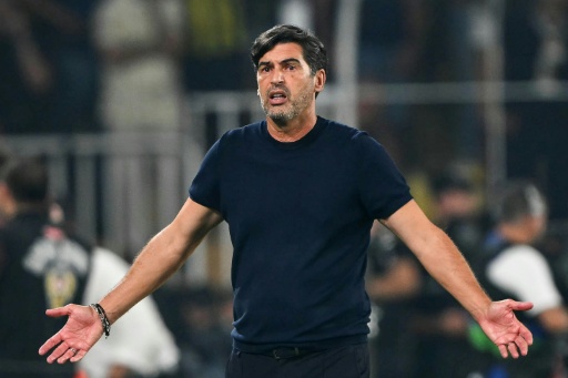 L'entraîneur de l'OL Paulo Fonseca durant le barrage aller de la Ligue des champions contre Fenerbahçe à Istanbul, le 18 août 2026 — YASIN AKGUL / AFP