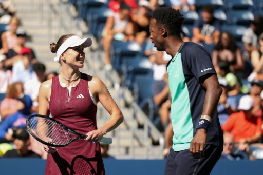 Elina Svitolina (à gauche) et Gaël Monfils, en couple dans la vie, se sont qualifiés pour les demies du tournoi de double mixte de l'US Open, le 25 août 2026 à New York — Sarah Stier