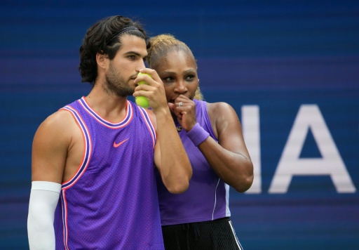 L'Espagnol Carlos Alcaraz (à gauche) et l'Américaine Serena Williams discute de leur stratégie lors de leur association en double mixte le 25 août 2026 à l'US Open à New York — TIMOTHY A. CLARY / AFP
