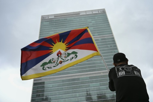 A protester holds a Tibetan flag in front of the United Nations in New York — ANGELA WEISS / AFP
