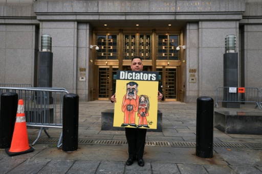 Un manifestante sostiene un cartel con una ilustración del derrocado presidente venezolano Nicolás Maduro y su esposa Cilia Flores, frente al Tribunal Federal Daniel Patrick Moynihan en la ciudad de Nueva York, el 22 de julio de 2026. — TIMOTHY A. CLARY / AFP