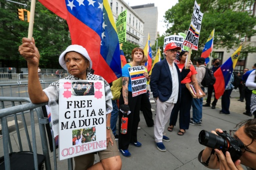 Manifestantes sostienen carteles en apoyo al destituido presidente venezolano Nicolás Maduro y su esposa Cilia Flores, frente al Tribunal Federal Daniel Patrick Moynihan en la ciudad de Nueva York, el 22 de julio de 2026. — TIMOTHY A. CLARY / AFP