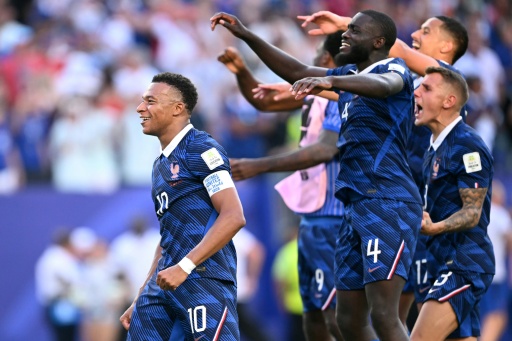 El capitán de Francia, Kylian Mbappé, y sus compañeros celebran la clasificación a cuartos de final tras ganar por 1-0 a Paraguay, en Filadelfia, Estados Unidos, el 4 de julio de 2026