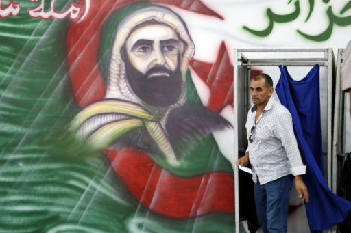 Un homme dans un bureau de vote lors des élections législatives à Alger, le 2 juillet 2026