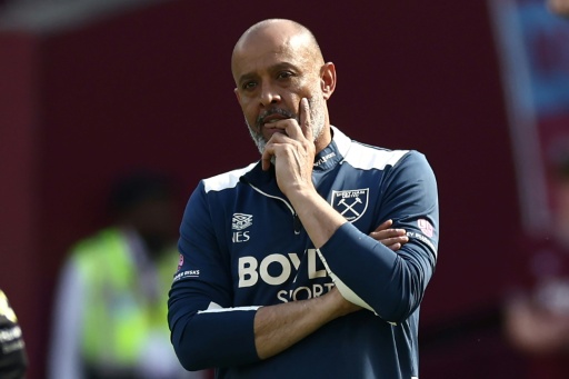 Charlton deliver blow to 'under pressure' Hammers boss Nuno