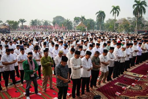 Muslims pray for rain in Sumatra's Palembang, as Indonesia grapples with El Nino-fuelled fires — AL ZULKIFLI / AFP