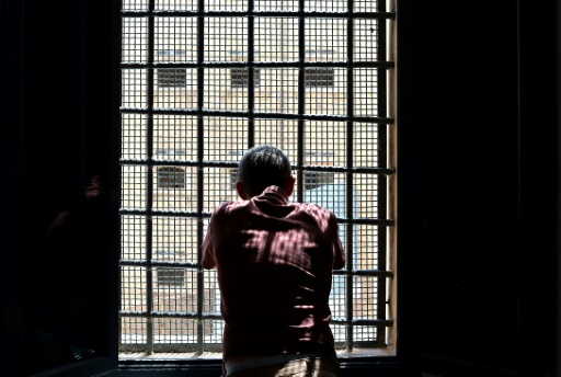 Heat, overcrowding, pushes Italian prison guard union to sue