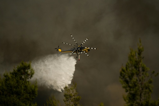 Athènes toujours "vigilant" face aux flammes, les bombardiers d'eau en action