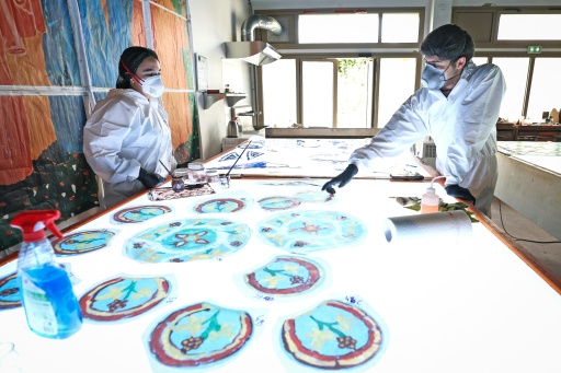Trabajadores del taller Simon-Marq confeccionan los nuevos vitrales de la catedral Notre Dame de París, el 23 de julio de 2026 en Reims — Francois LO PRESTI / AFP