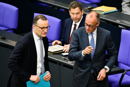 Le chancelier allemand Friedrich Merz (D) et le chef des députés conservateurs allemands, Jens Spahn (G), le 11 juin  2026 au Bundestag à Berlin — John MACDOUGALL / AFP
