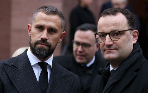L'ancien ministre de la Santé allemand Jens Spahn (D) et son mari Daniel Funke, le 5 janvier 2024 à Offenburg, dans le sud de l'Allemagne — Daniel ROLAND / AFP