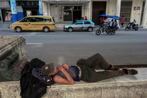 Un homme dort sur un muret, le 14 juillet 2026  dans une rue de La Havane, lors d'une panne d'électricité nationale à Cuba