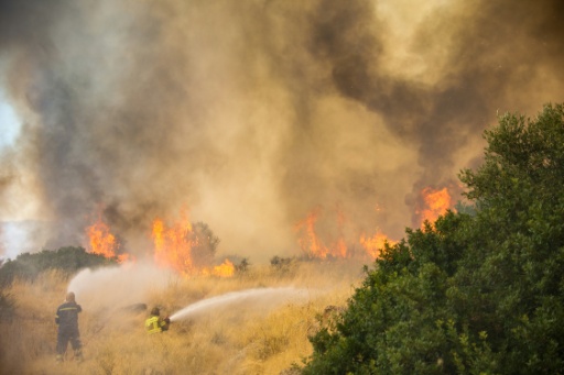 Firefighters hope to contain blaze on Athens outskirts