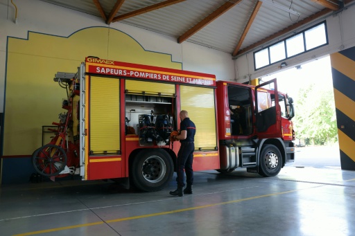 Un pompier du service d'incendie et de secours (SDIS 77) vérifie le fonctionnement d'un véhicule dans la caserne de Ferrières-en-Brie, en Seine-et-Marne, le 10 juillet 2026