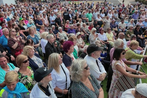Image tirée d'une vidéo AFP montrant la foule aassistant ux funérailles de la chanteuse Bonnie Tyler à Swansea, au Pays de Galles, le 17 août 2026 — Lidia PEDRO / AFP