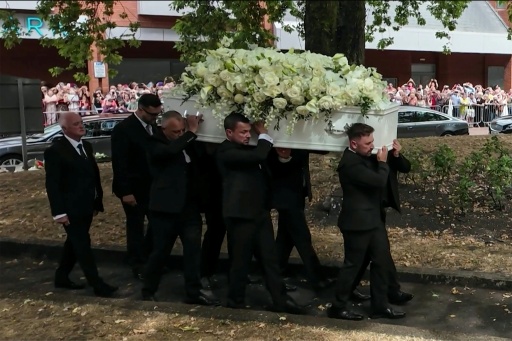 Image tirée d'une vidéo de l'AFPTV montrant le cercueil de la chanteuse  Bonnie Tyler à son arrivée à l'église St. Mary lors de ses funérailles à Swansea, au Pays de Galles, le 17 août 2026 — Lidia PEDRO / AFP
