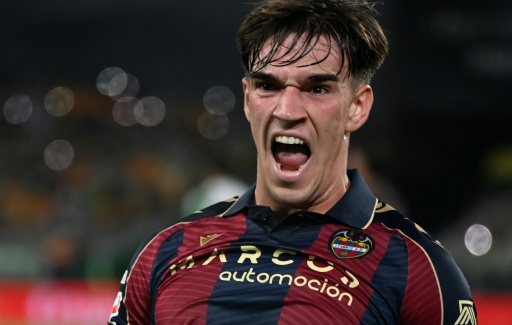 Real Madrid contrata atacante Carlos Espí, do Levante