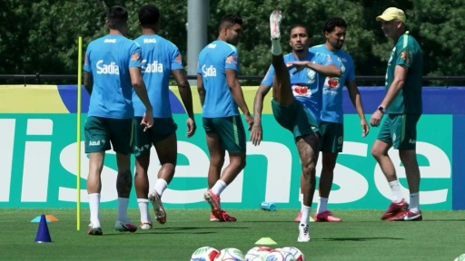Raphinha volta a treinar com a Seleção Brasileira, a dois dias do jogo contra a Noruega
