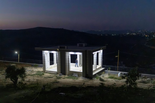 Louai Abu Ridi inspecte de nuit sa propriété, assiégée par des colons israéliens, à Qusra en Cisjordanie, le 18 août 2026 — ilia YEFIMOVICH / AFP