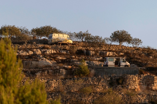 Des véhicules utilisés par des colons israéliens dans le village de Qusra, en Cisjordanie, le 18 août 2026 — ilia YEFIMOVICH / AFP