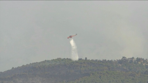 Incendies en Grèce: largages par hélicoptères à Kryo Pigadi
