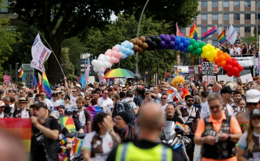 Rund 300.000 Menschen ziehen bei Hamburger CSD-Demonstration durch die Stadt