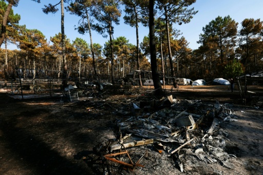 Des équipements du camping Le Grand-Crohot Ocean  détruits par un incendie de forêt sur la commune de Lège-Cap-Ferret, en Gironde, le 27 juillet 2026 — Alain JOCARD / AFP