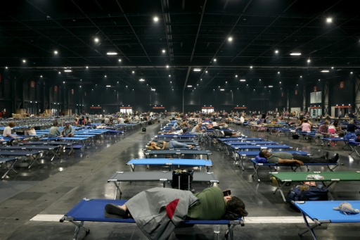 Des habitants évacués en raison des incendies qui font rage dans le Sud-Ouest sont hébergés au Parc des Expositions de Bordeaux, le 25 juillet 2026 — ALAIN JOCARD / AFP