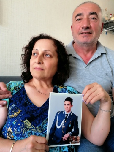Kerban Kalin (g) et Ali Kalin (d) montrent une photo de leur fils, l'élève-officier Alper Kalin, qui purge une peine de prison à vie après la tentative de coup d'État de juillet 2016 en Turquie, chez eux à Ankara, le 12 juillet 2026