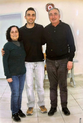 Photo non datée et non située, tirée de l'album de la famille Kalin, montrant Kerban Kalin (g), Ali Kalin (d) et leur fils, l'élève-officier Alper Kalin, qui purge une peine de prison à vie après le coup d'État en Turquie en juillet 2016