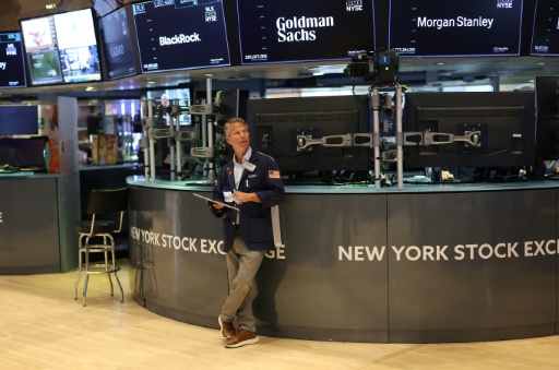 Wall Street portée par Amazon pour clôturer un mois chahuté