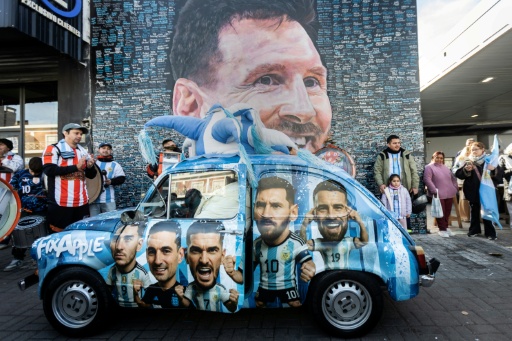 سيارة تحمل صورا للاعب منتخب الأرجنتين لكرة القدم ليونيل ميسي وذلك أمام جدارية للنجم الأرجنتيني نفسه أثناء احتفال المشجعين بعيد ميلاده التاسع والثلاثين. بيراساتيغي، بوينوس آيرس. في 24 حزيران/يونيو 2026.