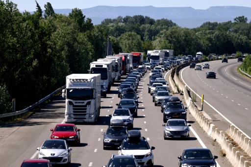 Routes des vacances: pic de plus de 1.000 km de bouchons à mi-journée