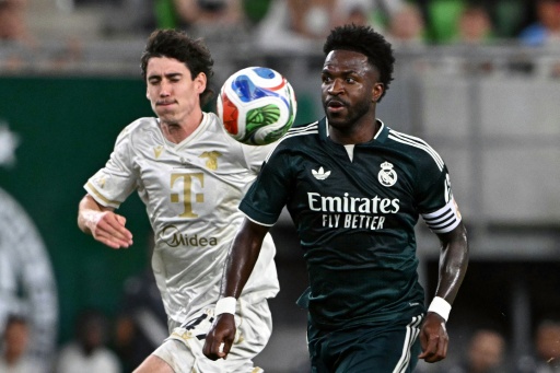 Após renovar com Real Madrid, Vini joga com braçadeira de capitão na vitória sobre o Ferencvaros