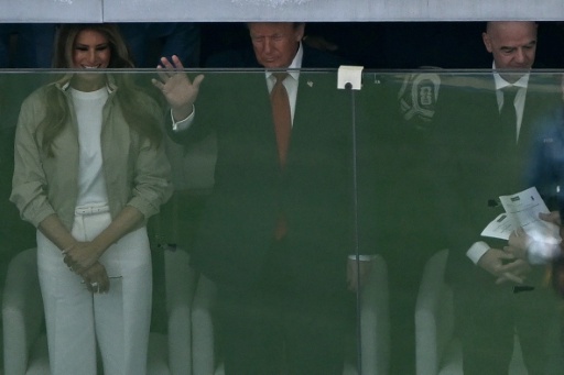 Trump sitzt im Stadion - und tätschelt den WM-Pokal